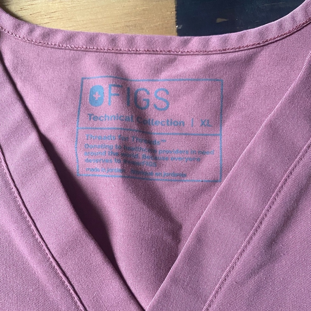 FIGS Scrubs Women’s Size XL Mauve V-Neck Top Style 1000211 Pre-Owned - Picture 3 of 4